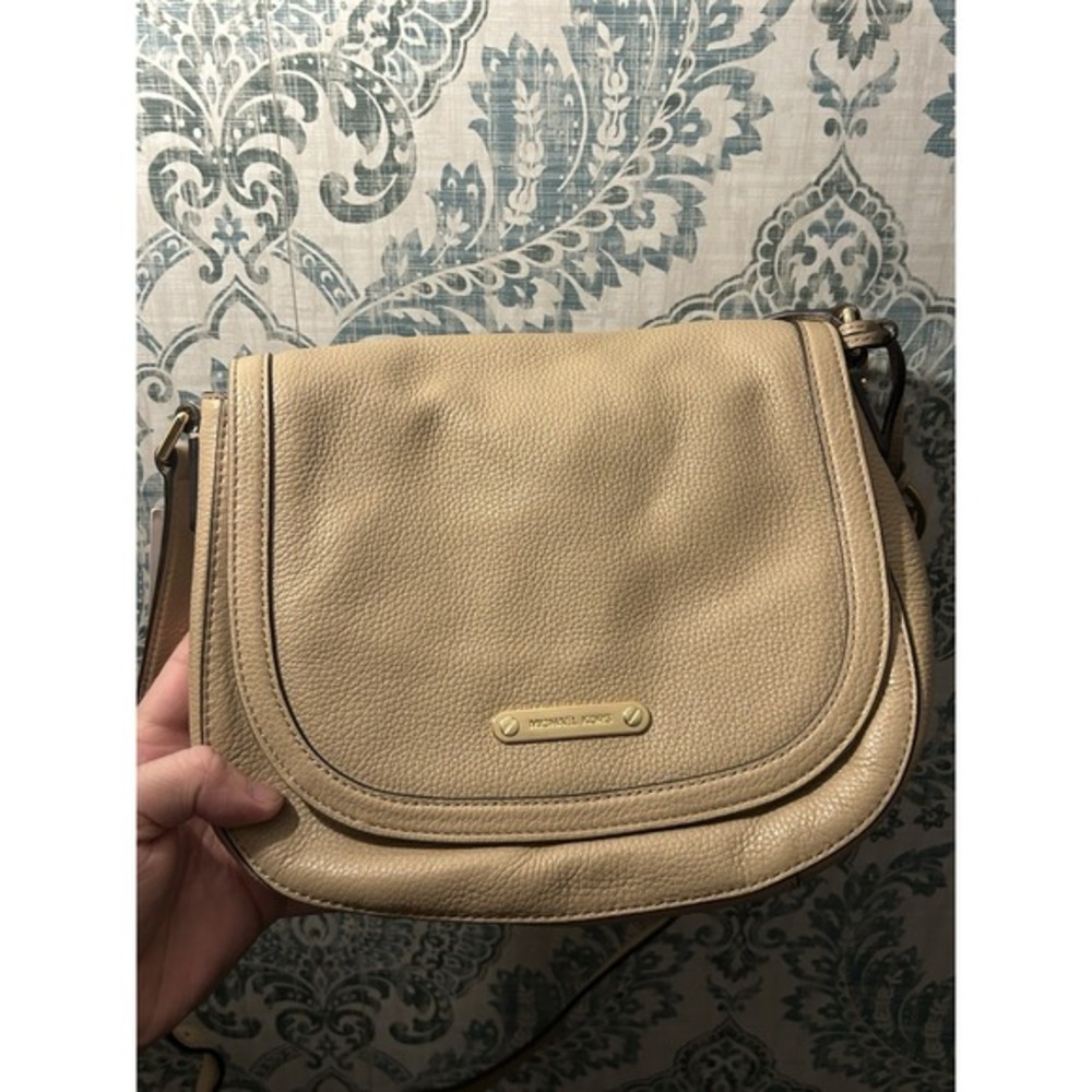MICHAEL KORS TAN CROSSBODY, LARGE, SOFT‎ LEATHER, GOLD TRIM, STRAP, SUPER CUTE! - Picture 2 of 8